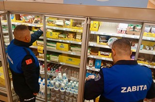 Gemlik'te Bozuk Ürün Satan Marketler Zabıtaya Takıldı